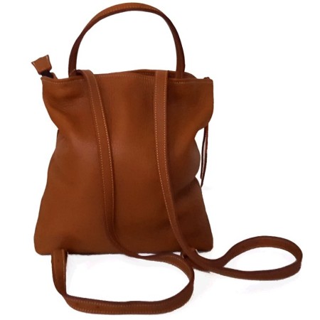 Mochila Abril de piel con tachas  Corzo Artesanía