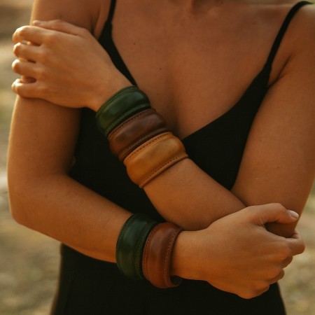 Brazalete Aura · Artesanía en piel gallega de curtición vegetal
