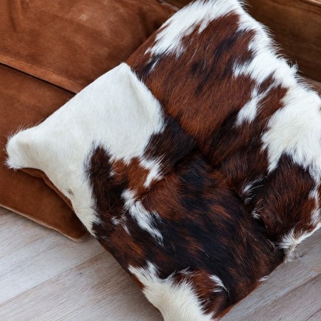 Coxín de pel con pelo natural 40 × 40 | Corzo Artesanía